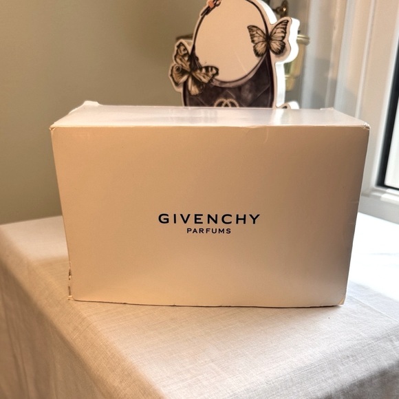New in Box Givenchy Women's Cosmetic Bag Great Gift! - Picture 8 of 9